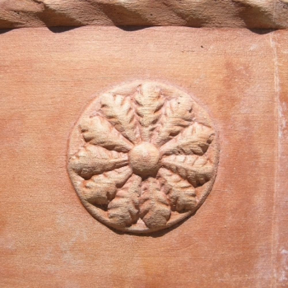 Pot de fleurs haut et richement décoré en terre cuite d’Impruneta –Conca snella anticia